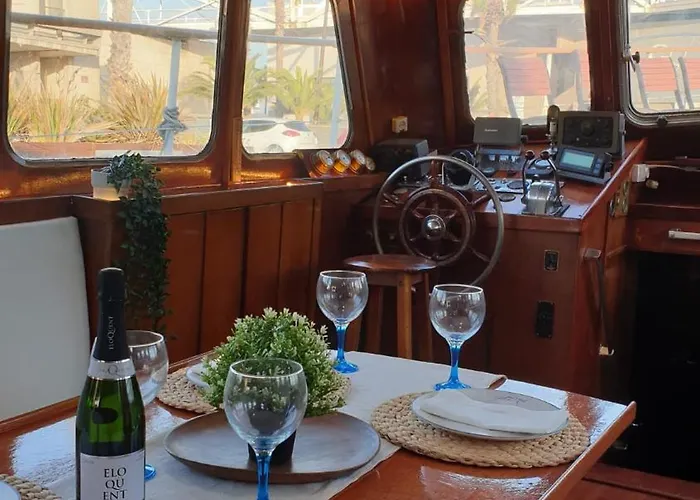 Classic Boat Hotel na wodzie