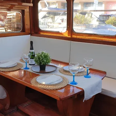 Classic Boat Bateau-hôtel *