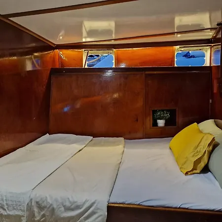 Classic Boat Botel Barcelona