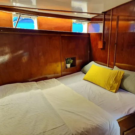 Botel Classic Boat