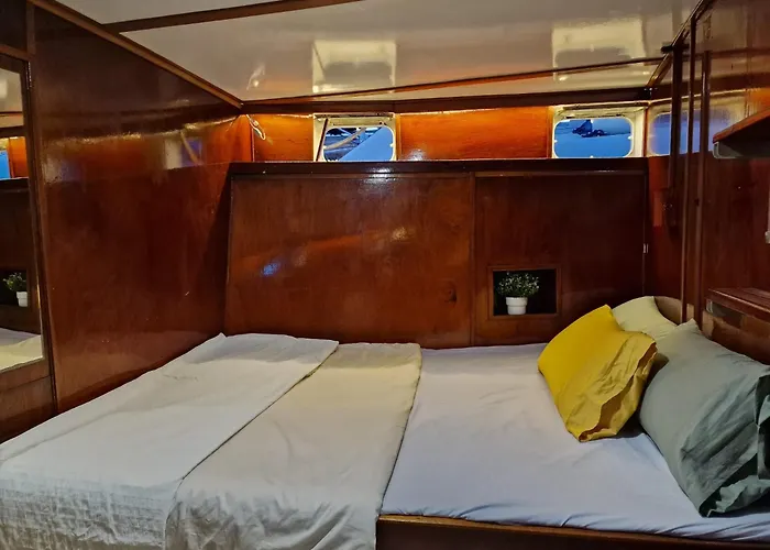 Classic Boat Botel Barcelona